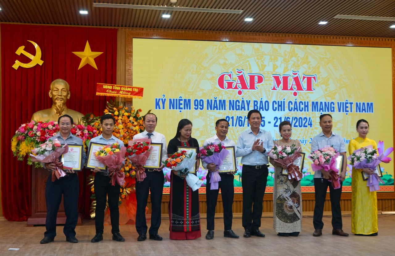 Ph&oacute; Chủ tịch UBND tỉnh Ho&agrave;ng Nam trao giải C Giải B&aacute;o ch&iacute; tỉnh lần thứ VII cho c&aacute;c t&aacute;c giả, nh&oacute;m t&aacute;c giả - Ảnh: L.T